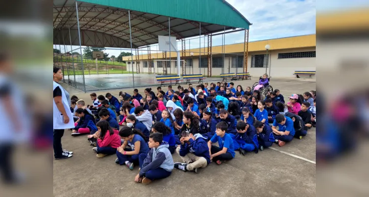 Durante as atividades de meditação, os alunos sempre tiram alguns minutis para ficar em silêncio e contemplação