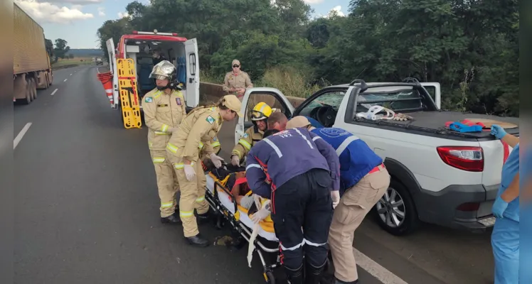 Peça atravessou o para-brisa da caminhonete e atingiu o condutor na BR-376