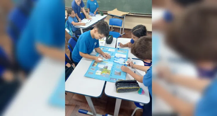 Os alunos realizaram pesquisas sobre as temáticas e posteriormente confeccionaram cartazes