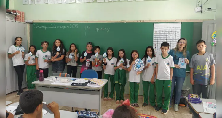 Dentro das atividades, os alunos confeccionaram materiais e fizeram apresentações para outras turmas da Escola