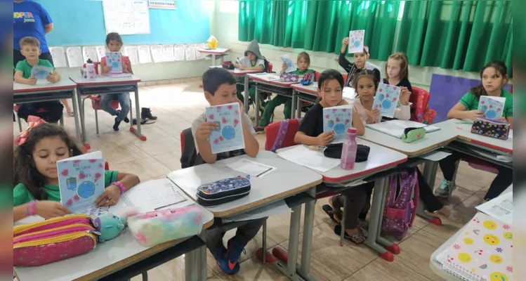 Dentro das atividades, os alunos confeccionaram materiais e fizeram apresentações para outras turmas da Escola