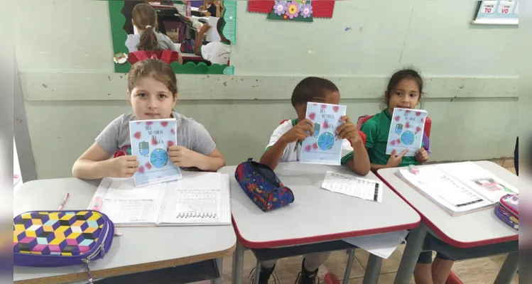 Dentro das atividades, os alunos confeccionaram materiais e fizeram apresentações para outras turmas da Escola