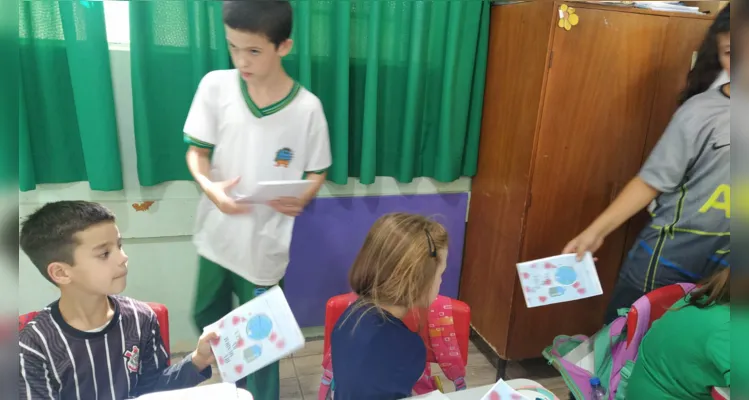 Dentro das atividades, os alunos confeccionaram materiais e fizeram apresentações para outras turmas da Escola