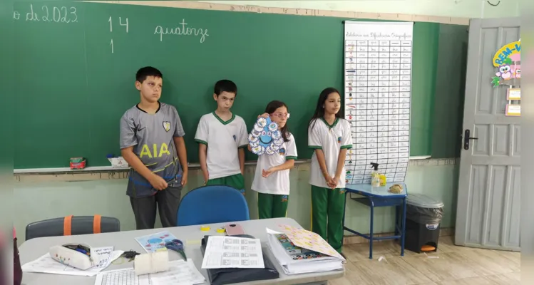 Dentro das atividades, os alunos confeccionaram materiais e fizeram apresentações para outras turmas da Escola