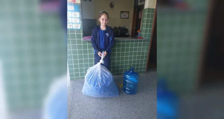 Iniciativa incentiva a coleta de tampinhas e envolveu toda a comunidade escolar