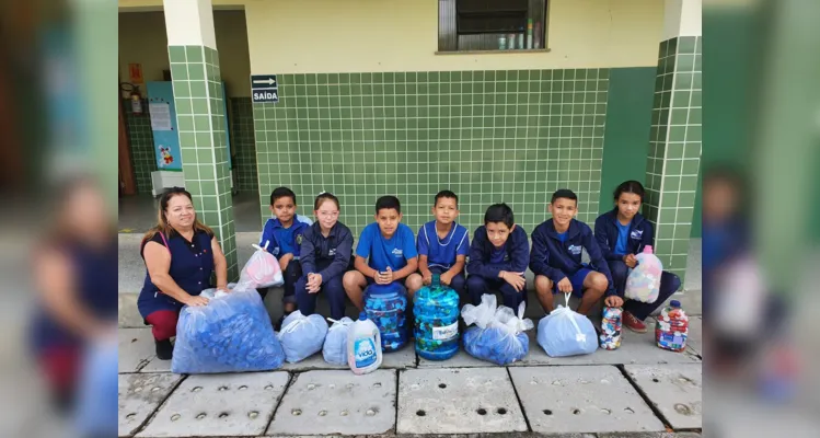 Iniciativa incentiva a coleta de tampinhas e envolveu toda a comunidade escolar