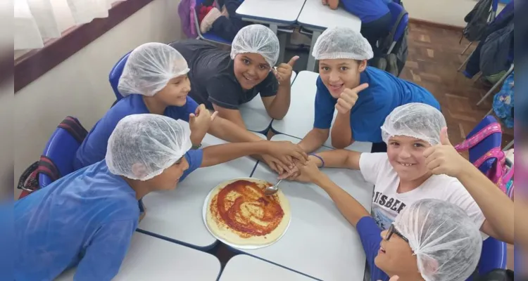 Trabalhando conceitos matemáticos, os alunos prepararam pizzas em sala de aula