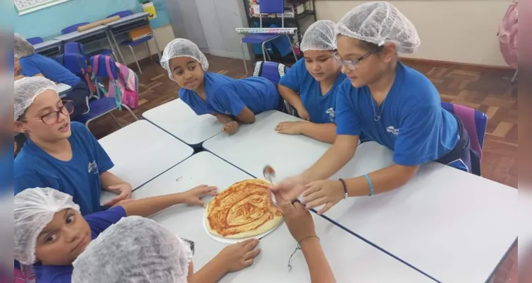 Trabalhando conceitos matemáticos, os alunos prepararam pizzas em sala de aula