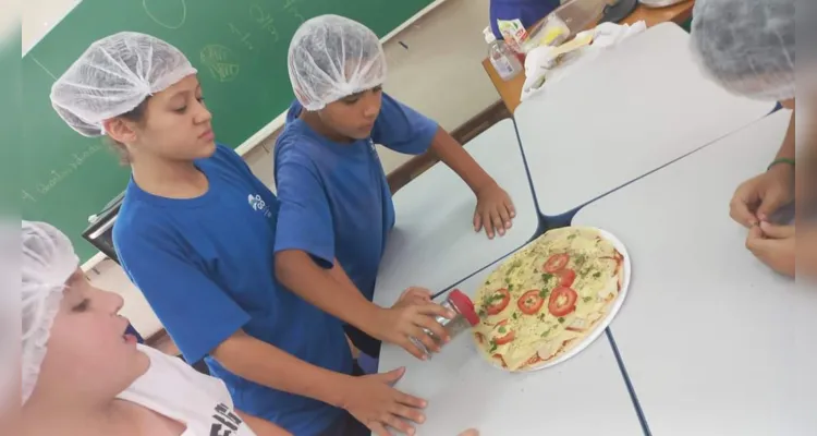 Trabalhando conceitos matemáticos, os alunos prepararam pizzas em sala de aula