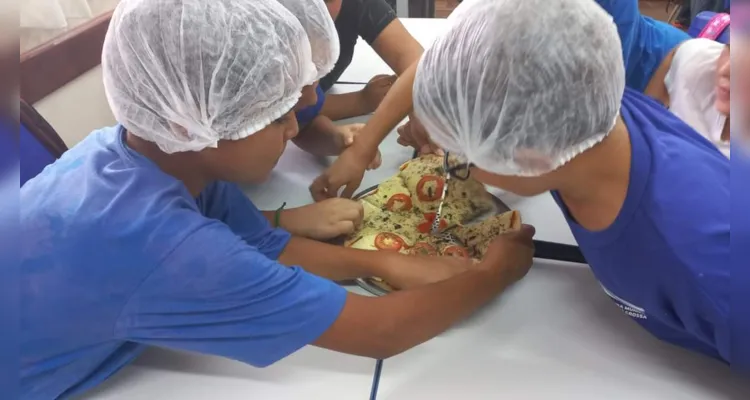 Trabalhando conceitos matemáticos, os alunos prepararam pizzas em sala de aula