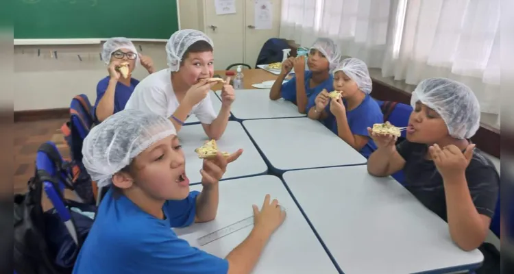 Trabalhando conceitos matemáticos, os alunos prepararam pizzas em sala de aula