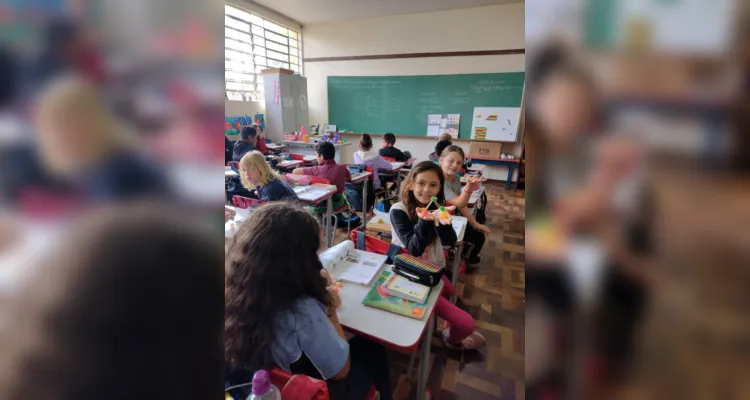 Os alunos elaboraram figuras  geométricas utilizando palitos de dente e balas de goma