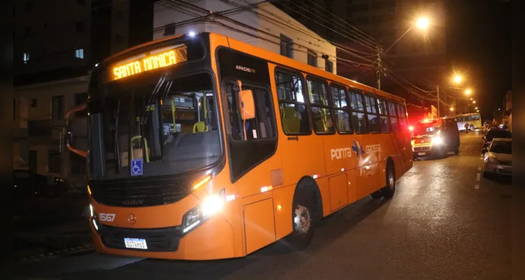 Condutor da moto sofreu escoriações e foi socorrido por equipes do Corpo de Bombeiros (Siate)
