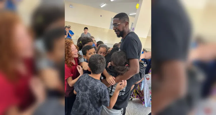 A visita do ex-jogador fez parte de um trabalho realizado na escola visando melhorar a autoestima das crianças