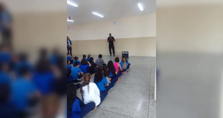 A visita do ex-jogador fez parte de um trabalho realizado na escola visando melhorar a autoestima das crianças