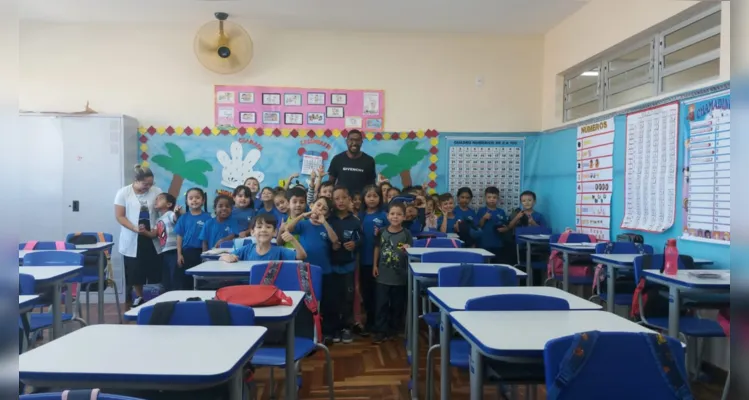 A visita do ex-jogador fez parte de um trabalho realizado na escola visando melhorar a autoestima das crianças