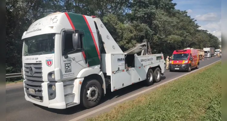 Carreta que transportava uma carga de madeira seguia pela estrada no sentido Curitiba, quando tombou e invadiu a pista contrária