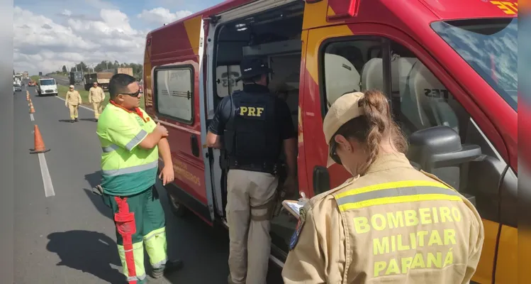 Carreta que transportava uma carga de madeira seguia pela estrada no sentido Curitiba, quando tombou e invadiu a pista contrária