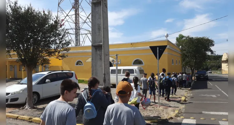 Os alunos visitaram pontos turísticos da cidade e realizaram um piquenique