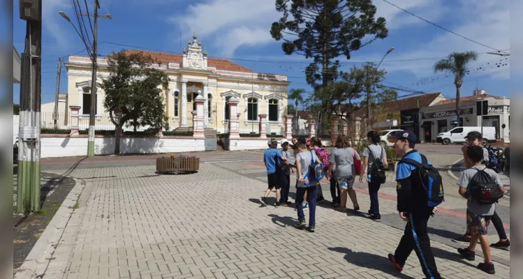 Os alunos visitaram pontos turísticos da cidade e realizaram um piquenique