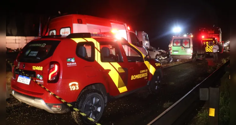 Chevrolet Ônix foi atingido por um caminhão e duas pessoas morreram