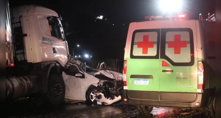 Chevrolet Ônix foi atingido por um caminhão e duas pessoas morreram