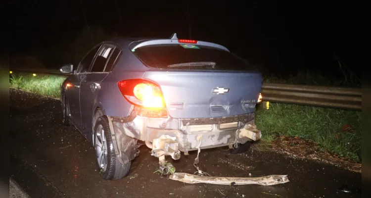 Chevrolet Ônix foi atingido por um caminhão e duas pessoas morreram