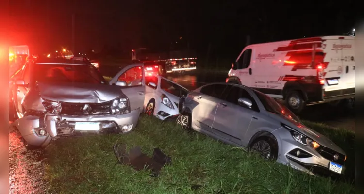 Chevrolet Ônix foi atingido por um caminhão e duas pessoas morreram