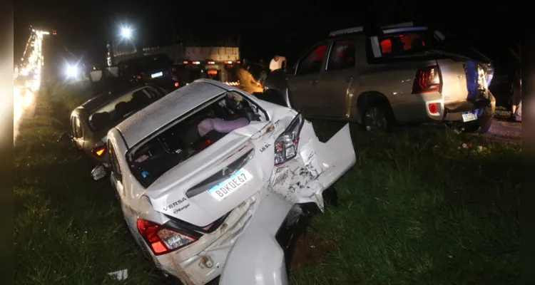 Chevrolet Ônix foi atingido por um caminhão e duas pessoas morreram