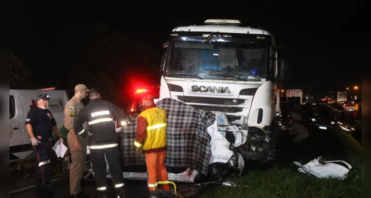 Chevrolet Ônix foi atingido por um caminhão e duas pessoas morreram