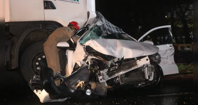 Chevrolet Ônix foi atingido por um caminhão e duas pessoas morreram