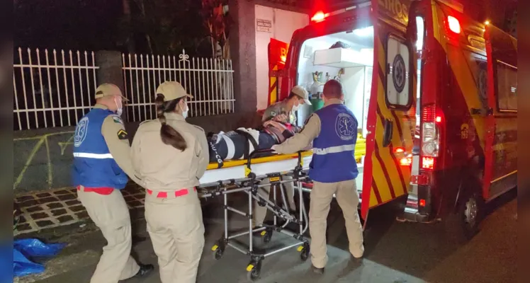 Um dos motociclistas foi encaminhado por equipes do Siate ao hospital