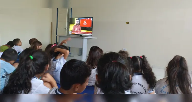 Conversas, entrega de materiais e estudos permearam atividade sobre o TEA