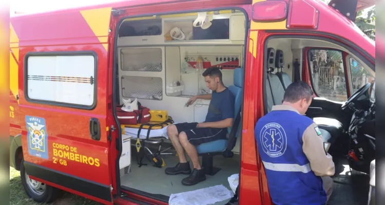 Homem de 20 anos sofreu lesão na perna e costela e foi atendido por socorristas do Siate