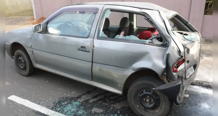 Uma colisão envolvendo três veículos na região do bairro Orfãs terminou com um dos carros tombados no meio da via