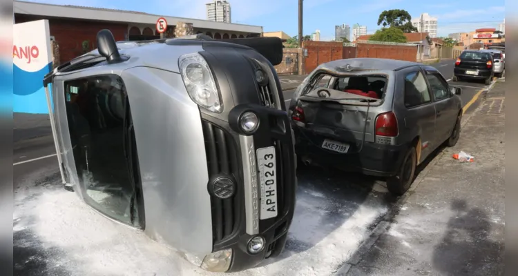 Uma colisão envolvendo três veículos na região do bairro Orfãs terminou com um dos carros tombados no meio da via