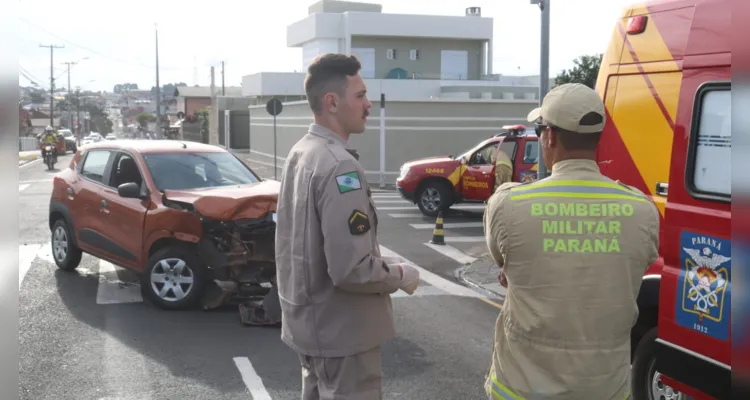 Uma colisão envolvendo três veículos na região do bairro Orfãs terminou com um dos carros tombados no meio da via