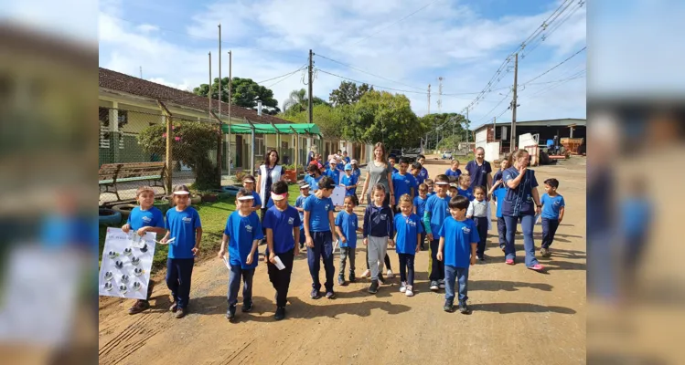 Os alunos fizeram cartazes sobre o tema e visitaram moradores ao redor da escola com o intuito de conscientizá-los sobre a doença