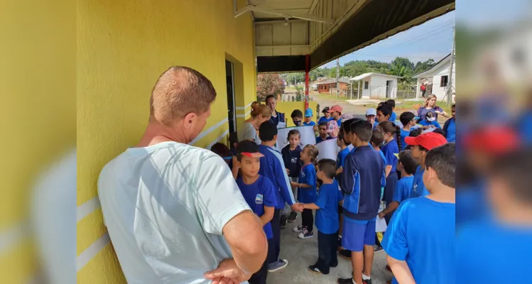 Os alunos fizeram cartazes sobre o tema e visitaram moradores ao redor da escola com o intuito de conscientizá-los sobre a doença