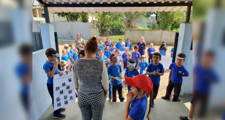 Os alunos fizeram cartazes sobre o tema e visitaram moradores ao redor da escola com o intuito de conscientizá-los sobre a doença