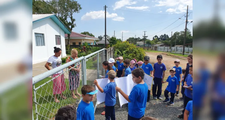 Os alunos fizeram cartazes sobre o tema e visitaram moradores ao redor da escola com o intuito de conscientizá-los sobre a doença