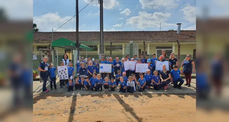 Os alunos fizeram cartazes sobre o tema e visitaram moradores ao redor da escola com o intuito de conscientizá-los sobre a doença