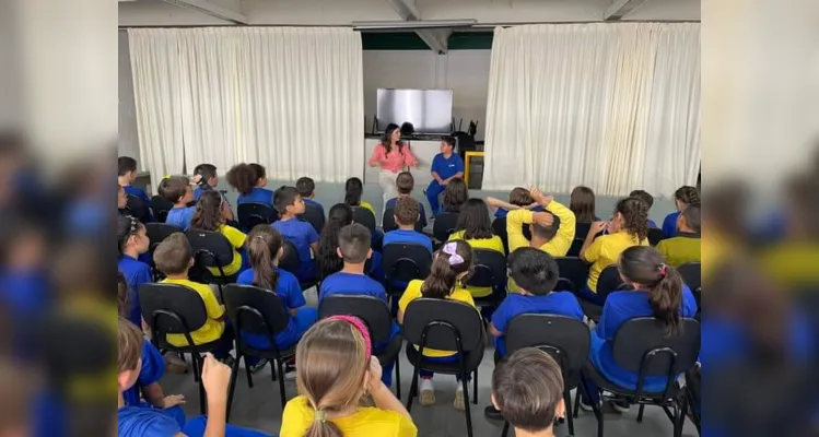 A visita mobilizou a escola e, junto a videoaula do projeto Vamos Ler sobre o dia do jornalista, esclareceu aos alunos quais as demandas e tarefas de um profissional desta área