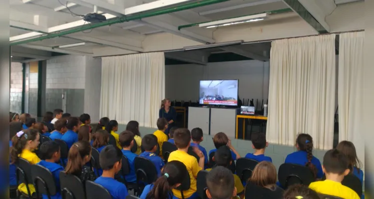 A visita mobilizou a escola e, junto a videoaula do projeto Vamos Ler sobre o dia do jornalista, esclareceu aos alunos quais as demandas e tarefas de um profissional desta área