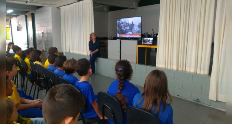 A visita mobilizou a escola e, junto a videoaula do projeto Vamos Ler sobre o dia do jornalista, esclareceu aos alunos quais as demandas e tarefas de um profissional desta área