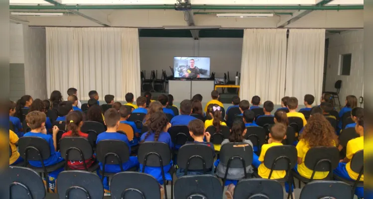 A visita mobilizou a escola e, junto a videoaula do projeto Vamos Ler sobre o dia do jornalista, esclareceu aos alunos quais as demandas e tarefas de um profissional desta área