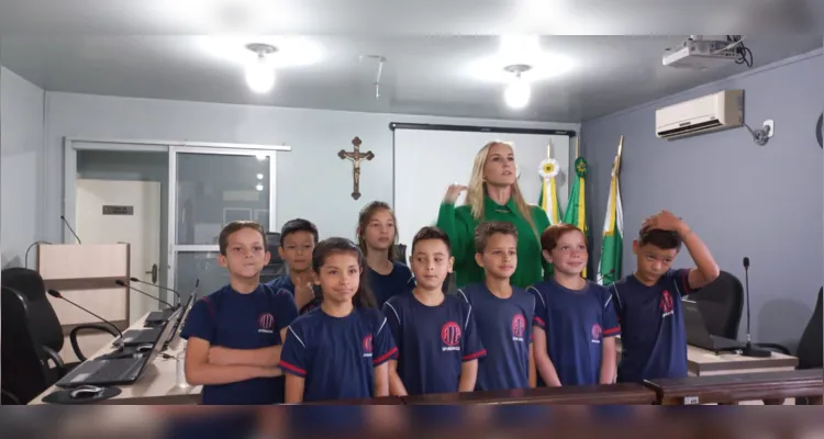 Durante a visita os alunos foram acompanhados pela vereadora Caroline Dalazoana, que apresentou os vários setores da Câmara