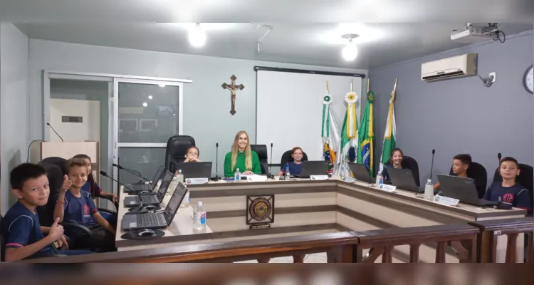 Durante a visita os alunos foram acompanhados pela vereadora Caroline Dalazoana, que apresentou os vários setores da Câmara