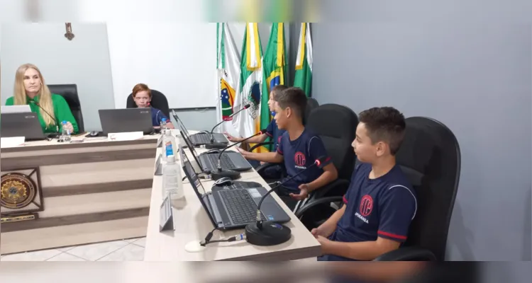 Durante a visita os alunos foram acompanhados pela vereadora Caroline Dalazoana, que apresentou os vários setores da Câmara