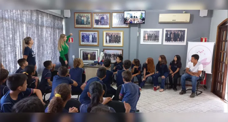 Durante a visita os alunos foram acompanhados pela vereadora Caroline Dalazoana, que apresentou os vários setores da Câmara